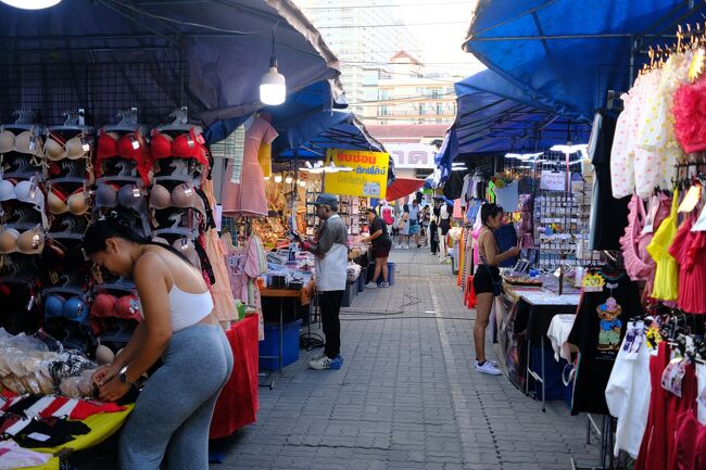 ２月6日(月)　17:28 　奥に進むと衣料品売り場