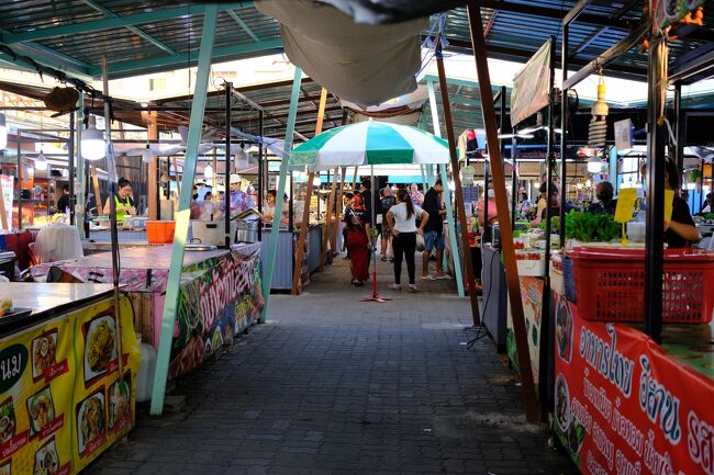 ２月6日(月)　17:28 　<br />ソイブァカーオ、Rコン傍の市場．．．手前側は食品売り場