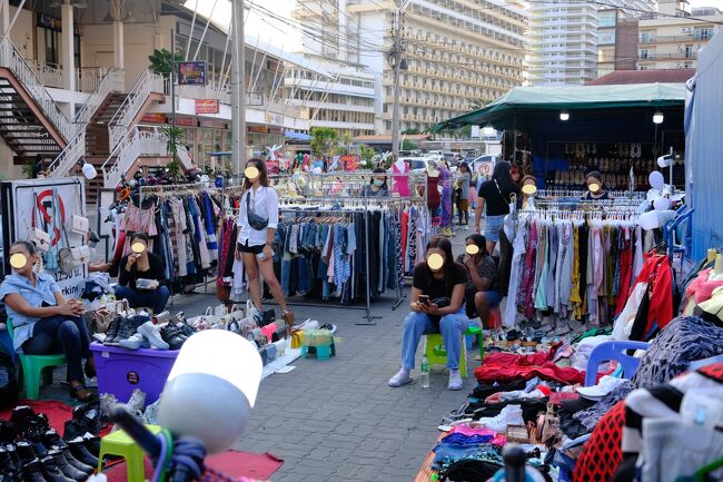 ここは古着売り場か？