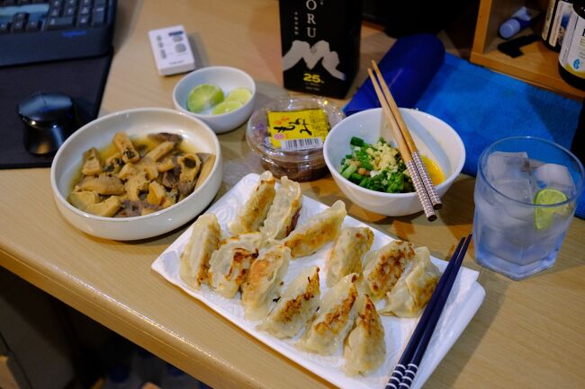 ２月6日(月)　19:54 　先月末からメーバーンが帰郷していますので食事が雑になっています。<br />今日は外出しマッサージを受けたので２時間遅れの夕食です。<br />煮ホルモン．．．〇<br />餃子．．．．．〇<br />納豆．．．．．〇<br />モロミ．．．〇