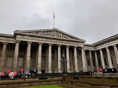 朝食を購入後、朝イチで大英博物館へ
雨降ってても開館直後でも混んでました

荷物検査をして館内へ
入場料が要らない代わりに至る所に寄付のBOXがありました
これもカードOKみたいです。寄付もカードOKってすごいカード社会