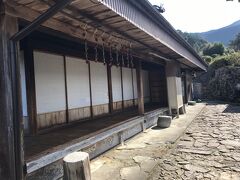 玉置神社から引き返し果無の村へ
狭い山道を登ると、車が数台停められる駐車場がありました。
そこから少し歩くと果無の村があります。
ここは一軒の家の庭の中を熊野古道が通っているのです。
ここのご主人は気さくな人で結構長い時間雑談をしてしまいました。
