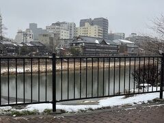 地上に出ると寝屋川よりうんと寒さが身に沁みました。やや溶けかかったベチャ雪も降っていてもうホントに京都かと思うぐらいな感じでした。