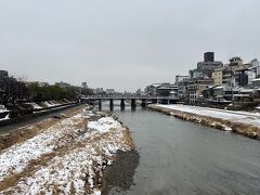 お腹いっぱい（私は）で陽気が良ければ鴨川沿いでのんびりしたいところだけど、今の京都は極寒なので別案を考えます。