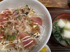 12時半　炎天下の中、土佐清水市街にたどり着き、
「あしずり」で、おさかな丼￥800