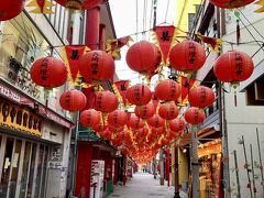 まだ午前中で店舗は開いていませんが、中華街の中に入っていきます。
ランタンフェスティバル中に長崎を訪問できることは格別です。
町中にランタンがはりめぐらされ、散歩しているだけで気分が上がってきます。
