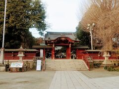 15：51、秩父駅でバスを降り、徒歩5分で秩父神社にやって来ました。今まであまり観光客は多くありませんでしたが、ここに来てすごい人です。若い人のグループが多いかな？