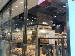 午前は合格祈願に2ヶ所、午後は東京ドームへテーブルウェア・フェスティバルへ行きます。

東京駅でお気に入りのブランジェリーに立ち寄ります。
まず軽井沢の浅野屋さん。