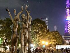 夜の大通公園。さっぽろテレビ塔も電飾が美しいです。