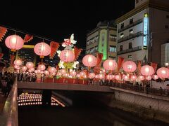 ランタンフェスティバルのメイン会場
新地中華街へ

川にかかったピンクのランタン
水面にうつってきれい

ベトナム　ホイアンの雰囲気を思い出す