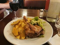 友達が勧めてくれたレストラン"ビストロ・ビストワール"でランチ。パリにきてはじめてフランス料理食べました！鴨のコンフィはホロホロ柔らかくてめっちゃ美味しかった(*´﹃`*) ワインともぴったりでお昼から幸せ。