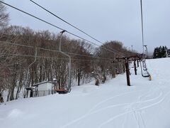 平日で空いているのでスカイケーブルで滑りまくり。
山頂はガスっていて視界がないので今日は諦めて明日に期待します。