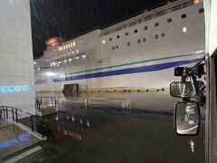 雨があまりに強かったので船の写真は乗り込んだバス車内から。