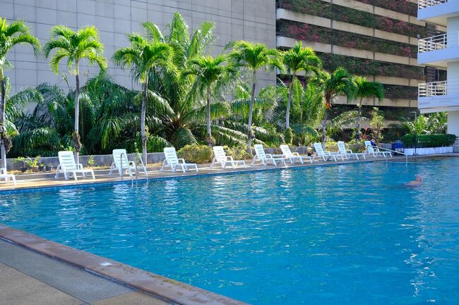 ビュタレーコンドミニアム３階にあるプール．．．コロナ以後、管理が悪く水が少し濁っている．．．役所が水質を調べに来ないので約３年近く塩素などの薬を入れていないようだ．．．以前は２週間に一度は塩素を入れていましたがね、．．．バカモン！！