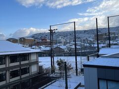 ２日目

部屋の窓から外を見ると昨晩また結構な雪が降ったようで辺り一面真っ白でした。