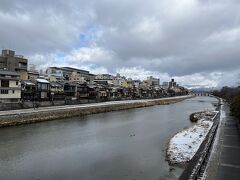 祇園から河原町まで歩いてそこから京都線～嵐電と乗り継いで嵐山に向かいます。にしても、、、遠くの山を見るとほぼほぼ雪国です。