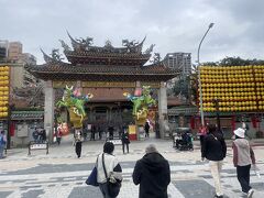 着きました！龍山寺！地元の方が沢山います。旧正月のお参りなのか、日頃からの週間なのかどっちなのだろう…。