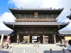 長浜御坊表参道を通り大通寺へ。
真宗大谷派（東本願寺）の別院で、慶長７年(1602)に教如上人が徳川家康の許可を得て旧長浜城(当時廃城)に創建。　後に彦根藩第２代藩主の井伊直孝の土地寄進により、慶安2年(1662)に現在地へ移転しました。
山門は京都の東本願寺を模して造られ、東本願寺の山門が焼失した時は　この山門を参考に再建されたそうです。