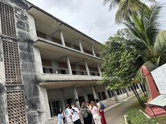 今回カンボジアに行ってまず行きたかったところはトゥールスレン虐殺博物館。
もともと高校だったところをポルポトが拷問して自供させる為の施設にしたようです。
始めてグラブアプリを使ってでトゥクトゥクに乗って
金額は忘れましたが、入場料を払って、追加料金で日本語の案内のレコーダーを借りて入場。
経路に従って見ました。
しょっぱなから、ここではお見せできないのですが拷問されている白黒の写真を観させられて気持ち悪くなりました。
