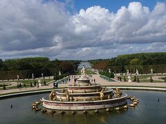 ラトナの泉水
ヴェルサイユ宮殿の庭園といったらこの景色！