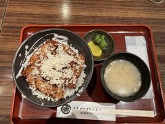 雪が積もろうが、雹が降ろうが腹は減ります。
こっから電車で札幌なのでまずは飯！
空港のフードコーナーで豚丼ゲッツ。
上のはチーズやなくて山わさびとな。