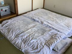 本日のお宿へ。
コロナ対策で、最初から布団が敷いてありました。