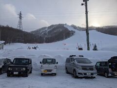 ヒヤリハットもなく、15時頃に小樽の天狗山スキー場に到着。
小樽市街から約30分の好立地、考えてみてください、家から30分でゲレンデに行けるなんて…天国ですよ！

後から聞いた話では、結構上級者がやって来るコースなんだとか、ふーん。