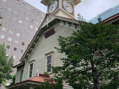 すすきのホテルから徒歩で時計台に向かいます。
札幌来たら見とかなきゃって思うので。
ビルの間に埋まってる感があるけど可愛い建物ですね。