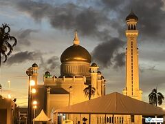 オールドモスク『オサマール アリ サイフデイン モスク』の全景
第28代の前国王が在位中に建てられたもので、モスクの中には世界中の一流品が集まっておりブルネイを象徴する観光スポット。