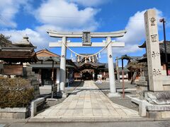 途中にあった豊國神社。
羽柴秀吉は天正二年(1574）に長浜城の建築と町並み造りに着手し、その後約七年間　長浜を治め、大阪や京都に移住後も長浜町民との交流は絶える事なく続いていたそうです。　慶長三年（1598）に伏見城で逝去すると、長浜町民は秀吉を偲び豊國神社を建立しましたが、徳川幕府の政権下では秀吉を神格化することは許されず、豊國神社は取り壊されました。