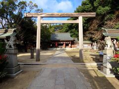 足元に注意しながら歩いて、四條畷神社の境内に入りました。これで一安心です。