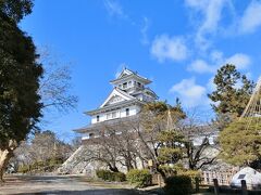 長浜城。
豊臣氏が滅亡すると、長浜城は廃城となり跡形もなく取り壊され、
石垣や遺構の多くは彦根城の建設や大通寺の移築に使われました。
現在の長浜城は、昭和58年（1983）に市民の寄付金などで建設され
長浜城歴史博物館となっています。