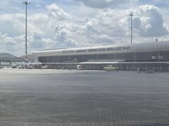 マレーシアの首都クアラルンプールには空港が２つあり、１つは玄関口のKLIAことクアラルンプール国際空港、もう１つはマレーシア国内線が中心のスバン空港（スルタン アブドゥル アジズ シャー空港)です。
KLIAが開港するまではスバン空港がマレーシアの玄関口だったようです。

今回、マレーシア長期滞在中に初めてスバン空港を利用して1泊2日でランカウイ島へ訪れました。
KL中心地(ブキッビンタン)からKLIAは車で1時間～かかりますが、スバン空港は20分くらいで行けるのでアクセスはとても良いです。