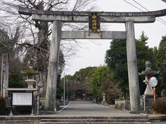 ●中山神社

今日は、大阪を出発したときから、寒いな…と感じていたのですが、津山に到着すると、その寒さも更に増しました。しかも、津山の中心地から、更に北に位置する神社なので、余計に寒く感じます。
雪もたまに、ちらちらと舞ってきます。
何気ない鳥居ですが、「中山鳥居」と言われる独特な鳥居のようです。
調べてみると「木鼻」が無い…のが特徴のようなのですが、説明が難しいので省略します、、、。