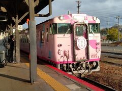 ●JR/津山駅

JR/岡山駅に向かう列車を待っていると、入線してきたピンクの列車。
「SAKU美SAKU楽」という観光列車のようです。
ん？？？これに乗るのかな？？？と思っていたら、通常の快速ことぶき号に連結をして運行しているようです。非常に効率的ですね。
通常の車両に乗って、JR/岡山まで移動しました。