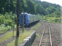 もう駅ではないので、車外に出ることは出られません。

車尻からひっそりとお見送りしましょう。

さいなら～。