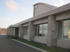 その途上にあるのが、こちらのポートサービスセンター。
翌年訪問してみた際には、こちらがPCR検査会場になってた～(;´Д｀)。