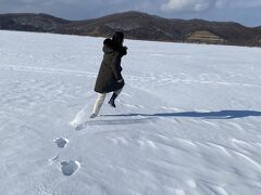 塘路湖へ！
大きな湖が全面氷に覆われています^ ^
わかさぎ釣りや、スノーモービルをやっていました。

本当は、阿寒湖に行こうと思っていましたが、距離と時間を考えると行けず、、、、塘路湖に変更しました。
ですが、とても満足でした！！湖なんて、凍って雪積もってしまえば、同じですしね（笑）