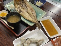 釧路に着くなり、お腹が空いたので和商市場へ直行！

「勝手丼」という、白米を買いその上に好きな刺身をのせていく丼物が人気なようでした！
早速やろうと思いましたが、刺身1枚￥200~400（笑）
（下手したら東京より高いがwwwwwww）
ご飯は買わずに、トキシラズ、サーモン、クジラ、イクラ、ボタンエビを1枚ずつ購入！

生牡蠣も食べようと思ったのですが、釧路周辺で生牡蠣を生け簀から直接食べることは一切禁止されているとのことでした。（昔、問題があったようで。全国に出荷してるため市場で問題は起こせないらしいです、、、。）
しょうがなく、水入り袋の牡蠣を頂きました！一袋に12個くらい入っていました。これでも美味しいです！！

干物屋さんで、脂の乗ったホッケを購入し、何故かラーメン屋で焼いてもらいました！（ホッケ￥600、炭火焼き￥300、箸￥5）

優しく声をかけてくれたと思ったら、何かと紹介され、全てモノにお金がかかり、観光客向けの強気な市場でした。

もう行きたくないですね（ ; ; ）


