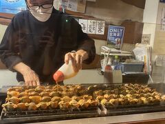 こちらもサウナオーナーに教えて頂いた、「つぶ焼き　かど家」へ！
たこ焼きじゃなくて、全てつぶ貝です！カウンターの特等席に！！！
炭火で焼いたつぶ貝に、惜しみなく昆布だしを入れていきます。つぶ貝と昆布の旨みが合わさった味と言ったらもう、、、、、、、、、。