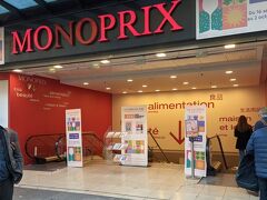 スーパーモノプリ（MONOPRIX）
「食品」「生活用品」と漢字で書いてあります。お店は地下にあります。