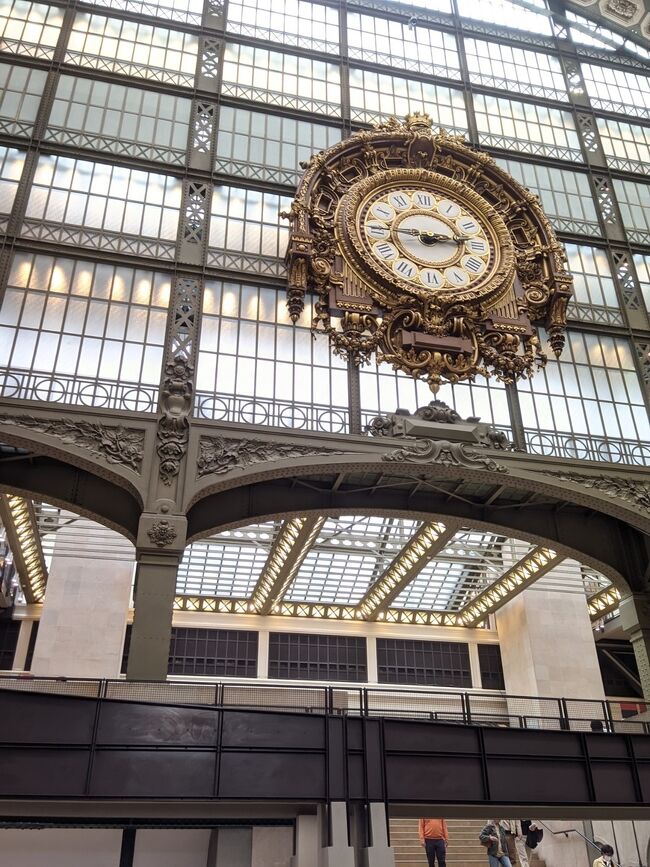 正面奥に掛けられているのがオルセー名物の大時計です。<br />オルセー美術館が駅だった頃から付いていたものでターミナル駅であったオルセーの面影を残しています。繊細な細工が施された豪華な時計です。