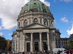 続いて訪れたのはコペンハーゲンのランドマーク的存在であるフレデリック教会！大理石でできているのでマーブル教会とも呼ばれています。