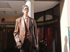 時間があったのでギネス世界記録博物館へ。お出迎えしてくれるのは世界で1番背の高いロバート・ワドローさんの像。