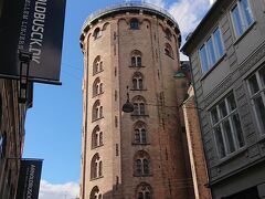 コペンハーゲンが1番賑わうショッピング街"ストロイエ通り"。そこは歩いているとラウンドタワーがあります。昔は馬で上っていたらしく、階段がほとんどありませんでした。階段で登るのより断然ラクです！