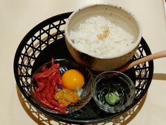 極・卵かけ御飯
霜降り馬肉と生雲丹を混ぜて♪