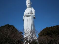 到着。
東京湾観音は、1961年に宇佐美政衛という、第二次世界大戦中に東京深川で材木問屋を営んでいた人が平和祈念と戦没者の慰霊を目的として建立したものです。