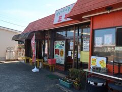 候補店その２、「フレッシュマート三平」。肉屋さんですが、定食なども提供していて、店内で食べられるという情報でした。入って見たらすでにおじさん二人がドラム缶みたいな台の上でカレーライスを食べていました。これは無理だ。
三代目一平さんに戻りましょう。
