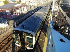 香取駅に到着。
この駅では、電車は基本的に駅舎に面した１番線を発着するのだが、この電車を含めて１日４本だけ跨線橋を渡ったホームに入る。