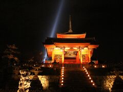 続いて紅葉ライトアップで向かったのは清水寺。